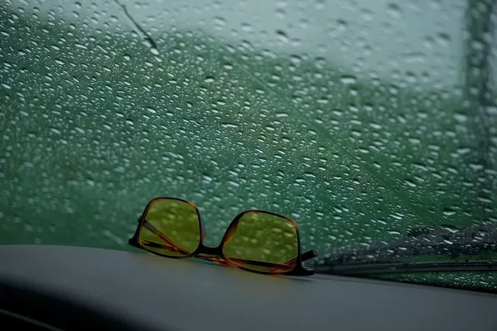 Windshield Feature to Reduce Glare and Improve Driving