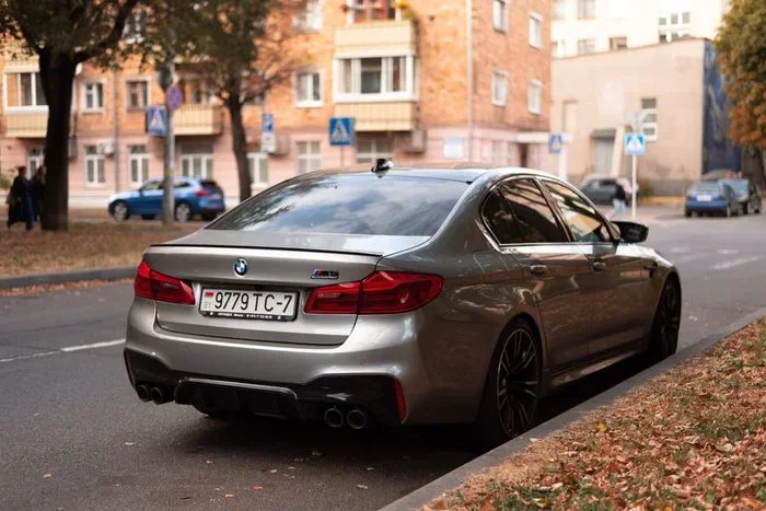 How to Draw the Side View of BMW M5 G90 Step by Step