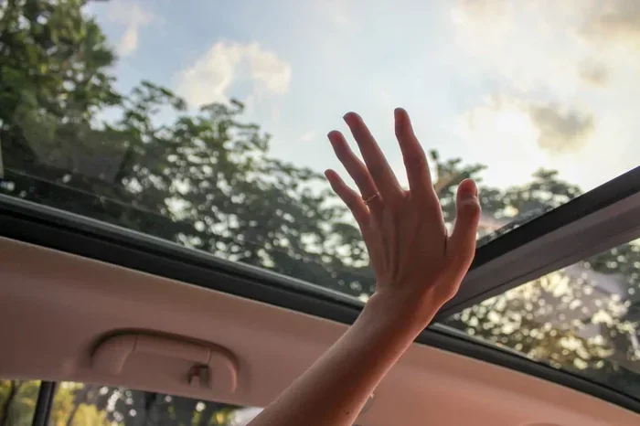Advantages and Disadvantages of a Glass Roof on a Car